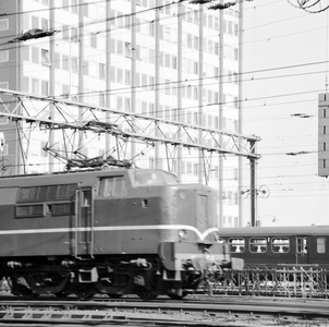 881980 Afbeelding van een electrische locomotief uit de serie 1200 van de N.S. bij aankomst te Amsterdam C.S.
